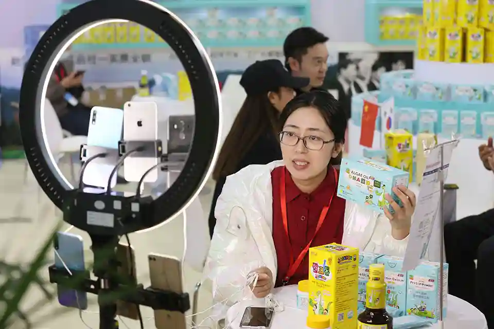 “消字号”面霜，致女婴成“大头娃娃”？爆款婴儿护肤品的激素之谜