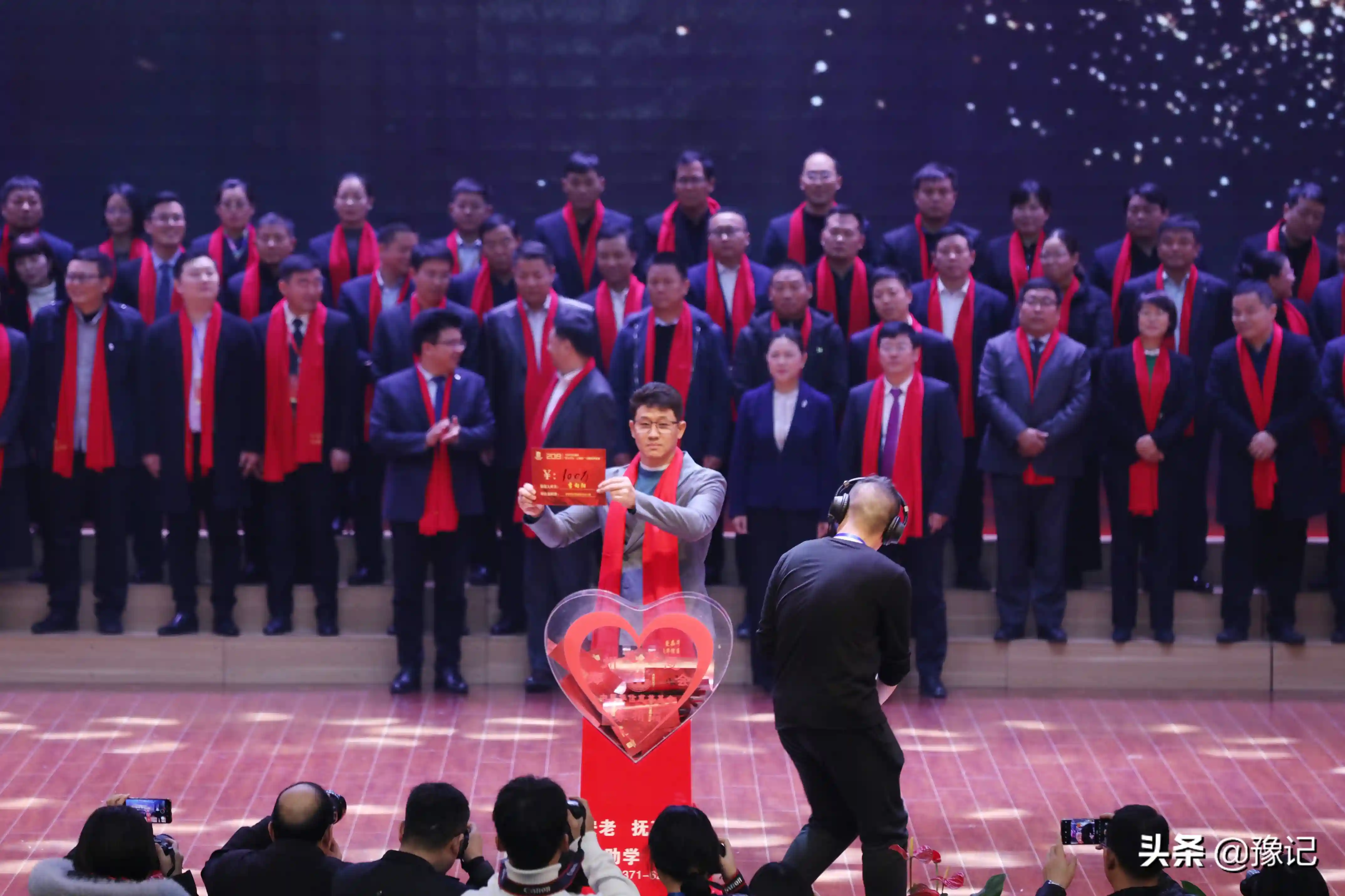 中原华信集团“爱在华信·正能量”主题慈善活动，募捐达429万元