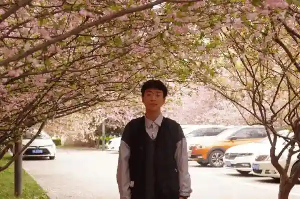 倒挂下井、深夜跳水……危急时刻，中国青年这样做