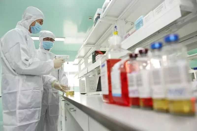 倒挂下井、深夜跳水……危急时刻，中国青年这样做